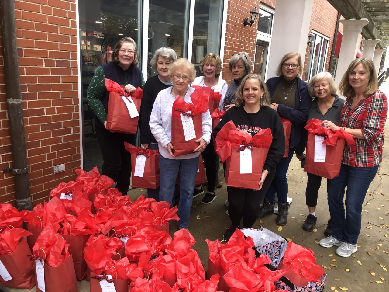 Garden Club delivers gifts